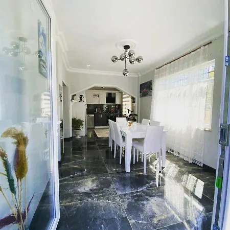 şura Villa *